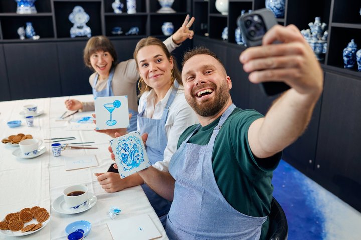 Hands-on Delft Blue flismaling workshop i Amsterdam, som skaper en tradisjonell nederlandsk suvenir, foto 7 | wizardtrip