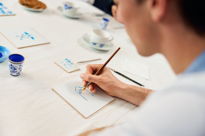 Hands-on Delft Blue flismaling workshop i Amsterdam, som skaper en tradisjonell nederlandsk suvenir, foto 8 | wizardtrip