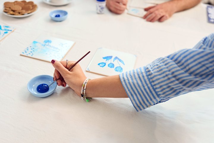 Hands-on Delft Blue flismaling workshop i Amsterdam, som skaper en tradisjonell nederlandsk suvenir, foto 10 | wizardtrip