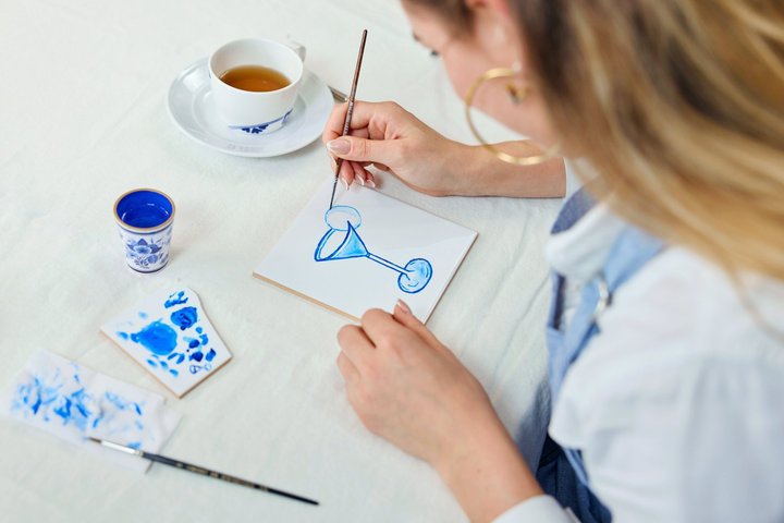 Hands-on Delft Blue flismaling workshop i Amsterdam, som skaper en tradisjonell nederlandsk suvenir, foto 16 | wizardtrip