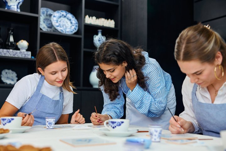 Hands-on Delft Blue flismaling workshop i Amsterdam, som skaper en tradisjonell nederlandsk suvenir, foto 17 | wizardtrip