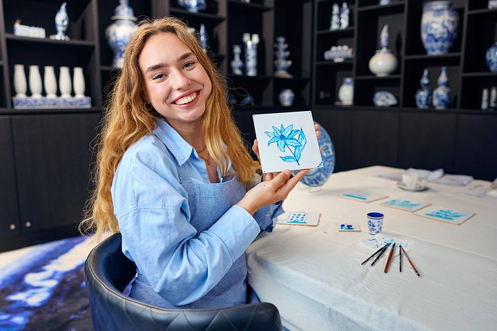 Hands-on Delft Blue flismaling workshop i Amsterdam, som skaper en tradisjonell nederlandsk suvenir, foto 19 | wizardtrip