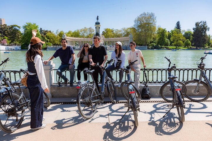 Une visite guidée à vélo explorant les monuments célèbres et les rues charmantes de Madrid, photo 6 | wizardtrip