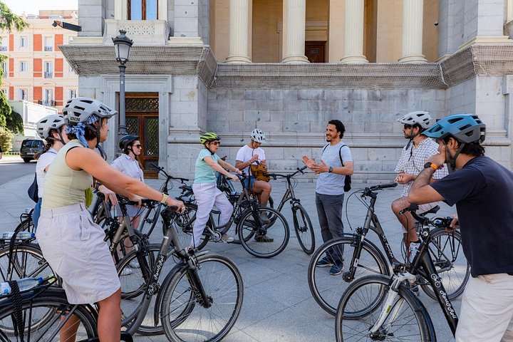 Une visite guidée à vélo explorant les monuments célèbres et les rues charmantes de Madrid, photo 8 | wizardtrip