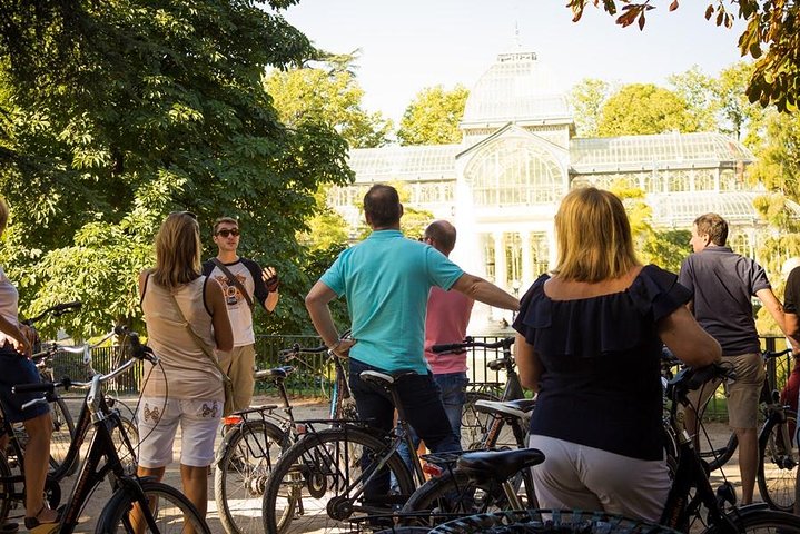 Une visite guidée à vélo explorant les monuments célèbres et les rues charmantes de Madrid, photo 10 | wizardtrip