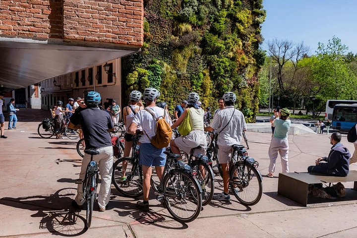 Une visite guidée à vélo explorant les monuments célèbres et les rues charmantes de Madrid, photo 17 | wizardtrip