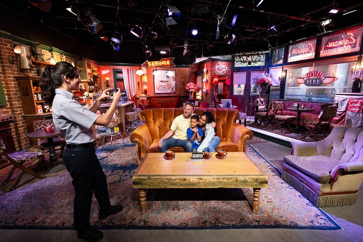 Un aperçu des coulisses du Warner Bros. Studio Tour à Los Angeles, avec des décors et des accessoires emblématiques, photo 1 | wizardtrip