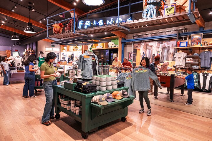 Un aperçu des coulisses du Warner Bros. Studio Tour à Los Angeles, avec des décors et des accessoires emblématiques, photo 6 | wizardtrip