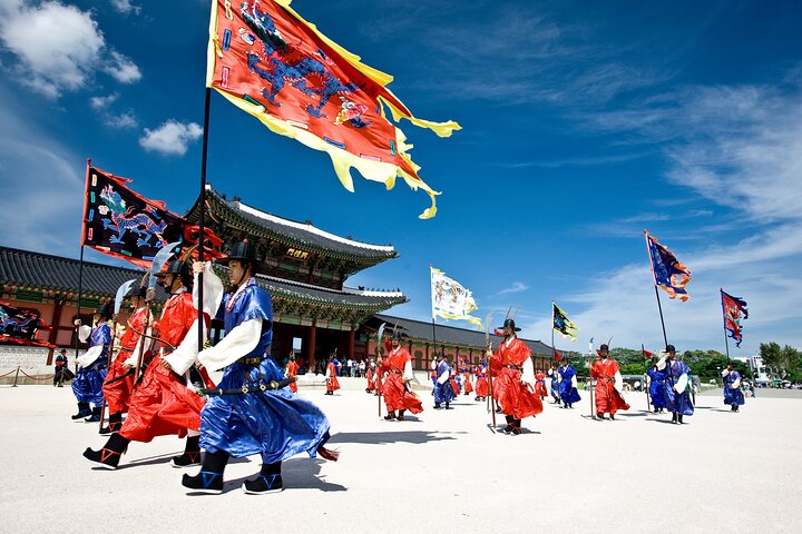 Un tour guiado por el histórico Palacio Gyeongbok de Seúl, la tradicional Aldea Hanok y el bullicioso Mercado Gwangjang, foto 6 | wizardtrip