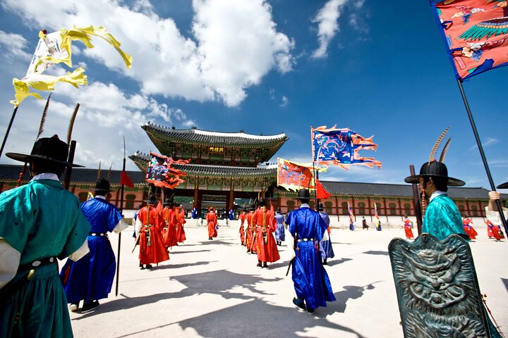 Un tour guiado por el histórico Palacio Gyeongbok de Seúl, la tradicional Aldea Hanok y el bullicioso Mercado Gwangjang, foto 14 | wizardtrip