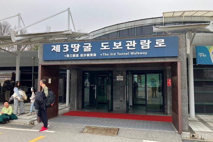 Toeristen verkennen de Gedemilitariseerde Zone (DMZ) in Zuid-Korea, inclusief tunnels en observatoria, foto 17 | wizardtrip