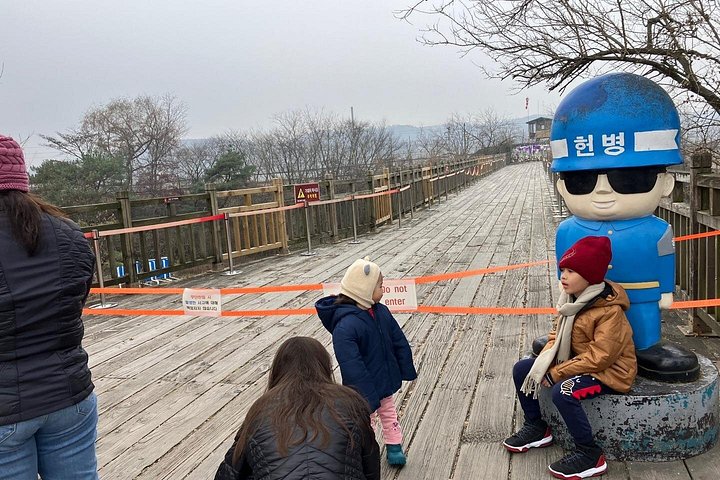 Toeristen verkennen de Gedemilitariseerde Zone (DMZ) in Zuid-Korea, inclusief tunnels en observatoria, foto 18 | wizardtrip