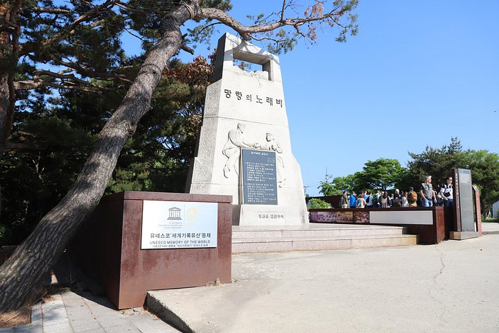 A guided tour exploring the historical sites of the Korean DMZ, including tunnels and observatories, photo 12 | wizardtrip