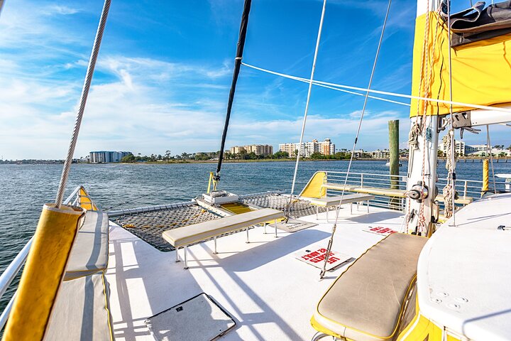 Genießen Sie eine romantische Sonnenuntergangs-Delfin-Segeltour auf einem Katamaran in Panama City Beach, Foto 7 | wizardtrip