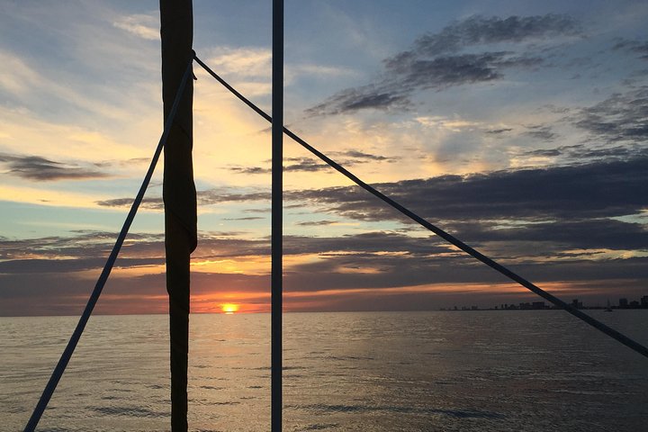 Genießen Sie eine romantische Sonnenuntergangs-Delfin-Segeltour auf einem Katamaran in Panama City Beach, Foto 13 | wizardtrip