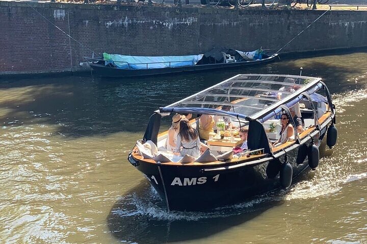 Enjoy a scenic small-group canal cruise in Amsterdam, complete with snacks and drinks, photo 8 | wizardtrip