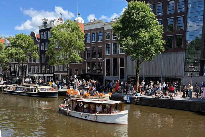 Enjoy a scenic small-group canal cruise in Amsterdam, complete with snacks and drinks, photo 9 | wizardtrip