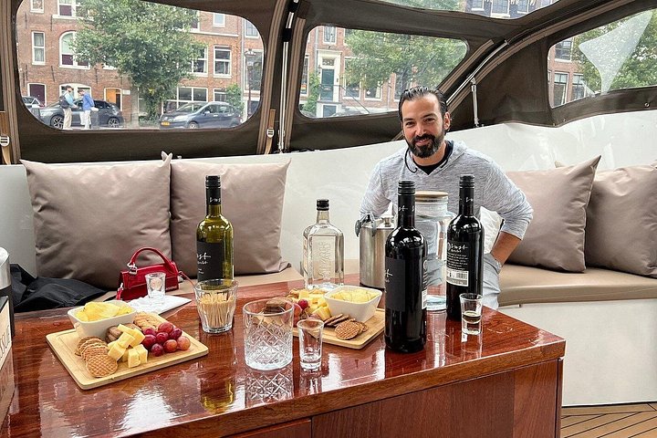 Enjoy a scenic small-group canal cruise in Amsterdam, complete with snacks and drinks, photo 15 | wizardtrip