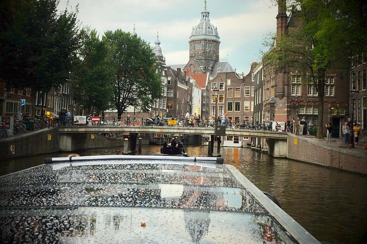 Enjoy a scenic small-group canal cruise in Amsterdam, complete with snacks and drinks, photo 18 | wizardtrip