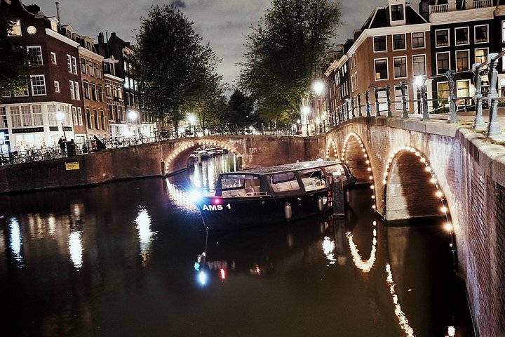 Enjoy a scenic small-group canal cruise in Amsterdam, complete with snacks and drinks, photo 22 | wizardtrip