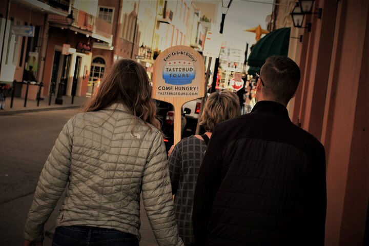 A guided food tour through New Orleans' French Quarter, tasting local specialties, photo 6 | wizardtrip