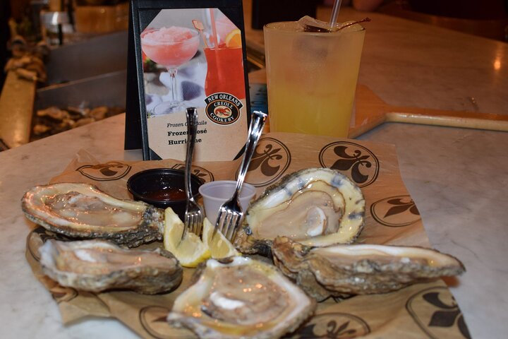 A guided food tour through New Orleans' French Quarter, tasting local specialties, photo 12 | wizardtrip