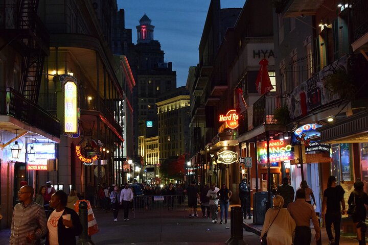A guided food tour through New Orleans' French Quarter, tasting local specialties, photo 19 | wizardtrip