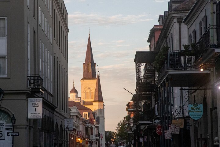 A guided food tour through New Orleans' French Quarter, tasting local specialties, photo 25 | wizardtrip