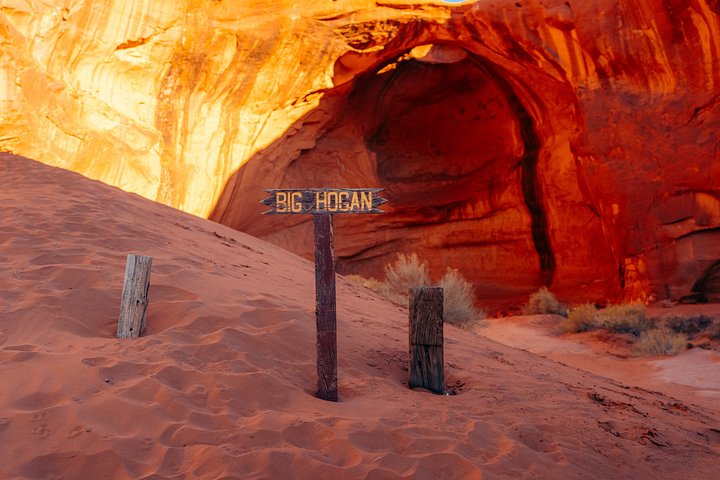 Navajo-Guide führt eine Tour in einem offenen Truck durch die ikonischen Buttes und Bögen von Monument Valley, Foto 6 | wizardtrip