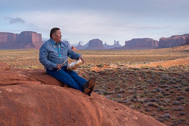 Navajo-Guide führt eine Tour in einem offenen Truck durch die ikonischen Buttes und Bögen von Monument Valley, Foto 7 | wizardtrip