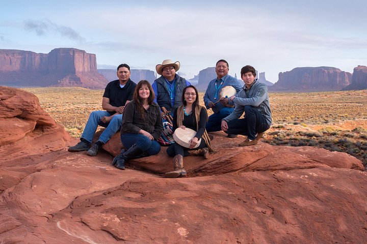 Navajo-Guide führt eine Tour in einem offenen Truck durch die ikonischen Buttes und Bögen von Monument Valley, Foto 8 | wizardtrip