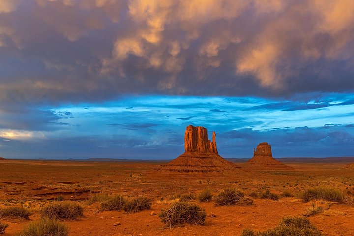 Navajo-Guide führt eine Tour in einem offenen Truck durch die ikonischen Buttes und Bögen von Monument Valley, Foto 9 | wizardtrip