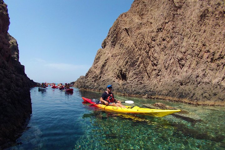 Cabo de Gata Aktiv: Guidad Kajak- och Snorkeläventyr i Naturparkens Vikar | wizardtrip