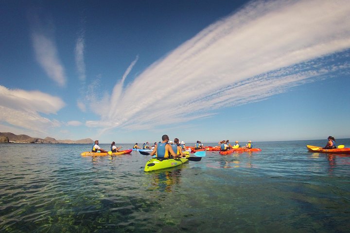 Tour guiado en kayak y snorkel explorando las calas del Parque Natural de Cabo de Gata, Almería, foto 6 | wizardtrip