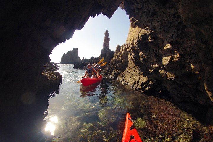 Tour guiado en kayak y snorkel explorando las calas del Parque Natural de Cabo de Gata, Almería, foto 7 | wizardtrip