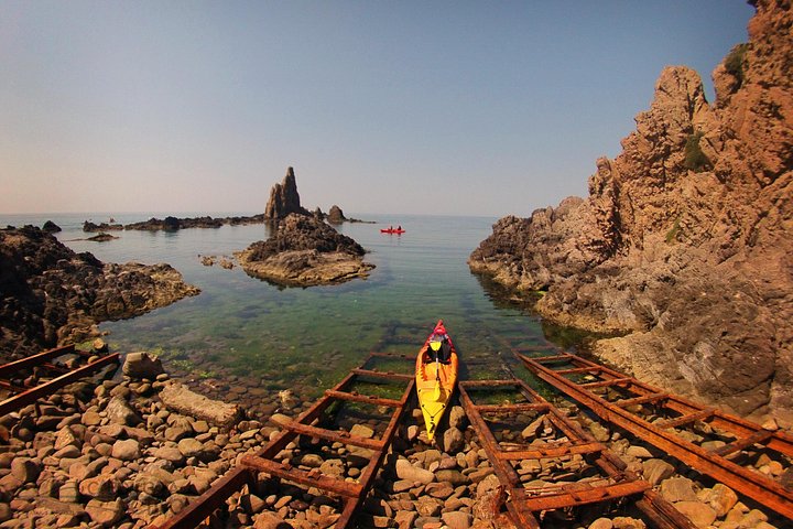 Tour guiado en kayak y snorkel explorando las calas del Parque Natural de Cabo de Gata, Almería, foto 21 | wizardtrip