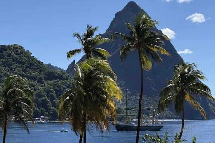 Verken de hoogtepunten van St. Lucia, waaronder markten, watervallen en iconische Pitons tijdens een begeleide tour, foto 2 | wizardtrip
