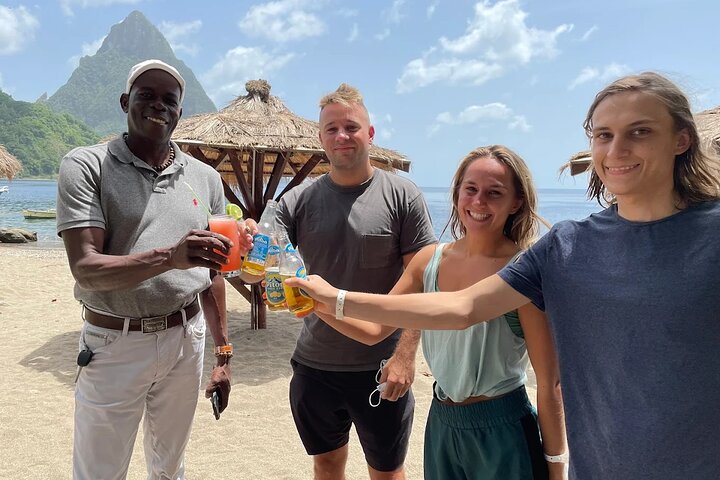 Verken de hoogtepunten van St. Lucia, waaronder markten, watervallen en iconische Pitons tijdens een begeleide tour, foto 4 | wizardtrip