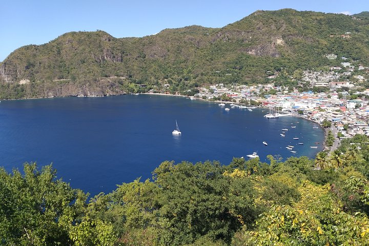 Verken de hoogtepunten van St. Lucia, waaronder markten, watervallen en iconische Pitons tijdens een begeleide tour, foto 30 | wizardtrip