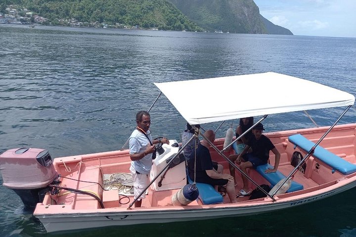 Verken de hoogtepunten van St. Lucia, waaronder markten, watervallen en iconische Pitons tijdens een begeleide tour, foto 31 | wizardtrip