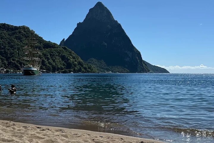 Verken de hoogtepunten van St. Lucia, waaronder markten, watervallen en iconische Pitons tijdens een begeleide tour, foto 33 | wizardtrip