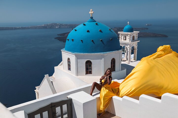 Sesión de Fotos Exclusiva con Vestido Volador en Santorini con Recogida | wizardtrip