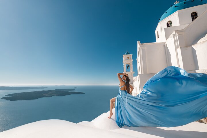 Exklusiv Flying Dress-fotograferingsupplevelse på Santorini, med ikoniska platser och professionell fotografering, foto 7 | wizardtrip