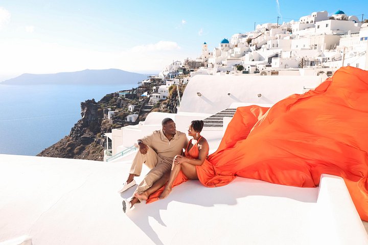 Exklusiv Flying Dress-fotograferingsupplevelse på Santorini, med ikoniska platser och professionell fotografering, foto 8 | wizardtrip
