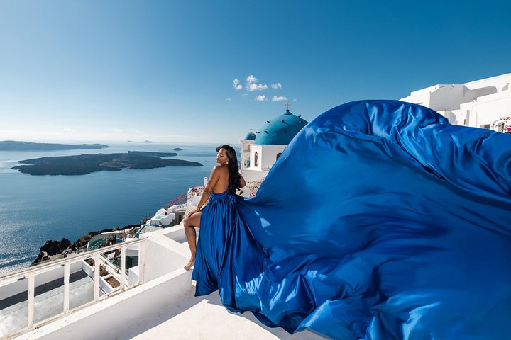 Exklusiv Flying Dress-fotograferingsupplevelse på Santorini, med ikoniska platser och professionell fotografering, foto 9 | wizardtrip