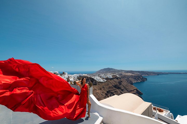 Exklusiv Flying Dress-fotograferingsupplevelse på Santorini, med ikoniska platser och professionell fotografering, foto 10 | wizardtrip