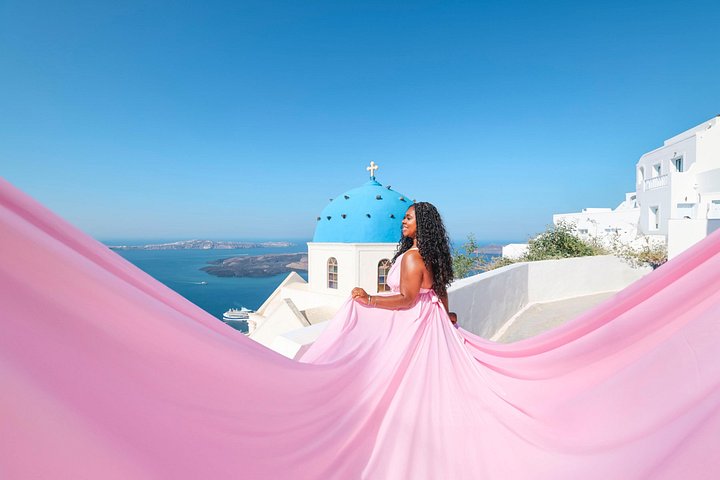 Exklusiv Flying Dress-fotograferingsupplevelse på Santorini, med ikoniska platser och professionell fotografering, foto 11 | wizardtrip