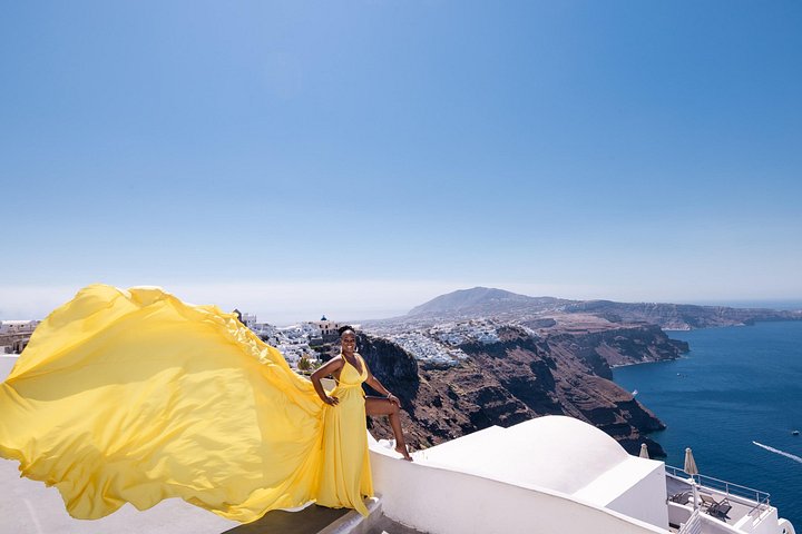 Exklusiv Flying Dress-fotograferingsupplevelse på Santorini, med ikoniska platser och professionell fotografering, foto 12 | wizardtrip