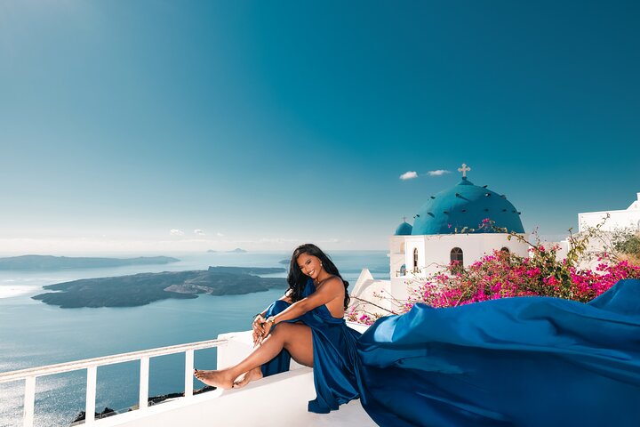 Exklusiv Flying Dress-fotograferingsupplevelse på Santorini, med ikoniska platser och professionell fotografering, foto 13 | wizardtrip