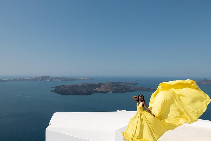 Exklusiv Flying Dress-fotograferingsupplevelse på Santorini, med ikoniska platser och professionell fotografering, foto 14 | wizardtrip